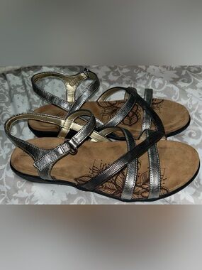 Soft Style by Hush Puppies Pewter/Copper Strappy sandal Sz 9 NWOT